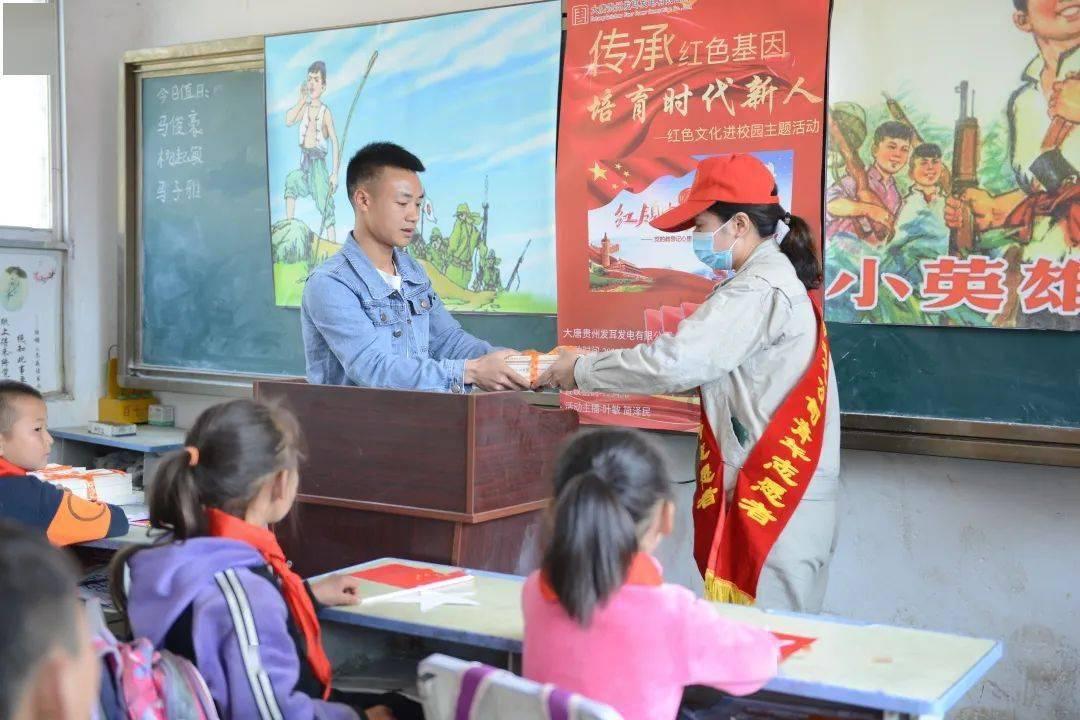 吃早餐的精致女孩